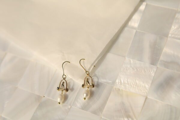 bird pearl dangle earring